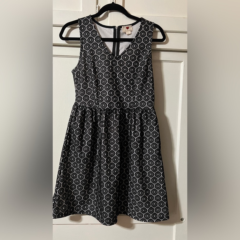 One  Clothing size Large black and white